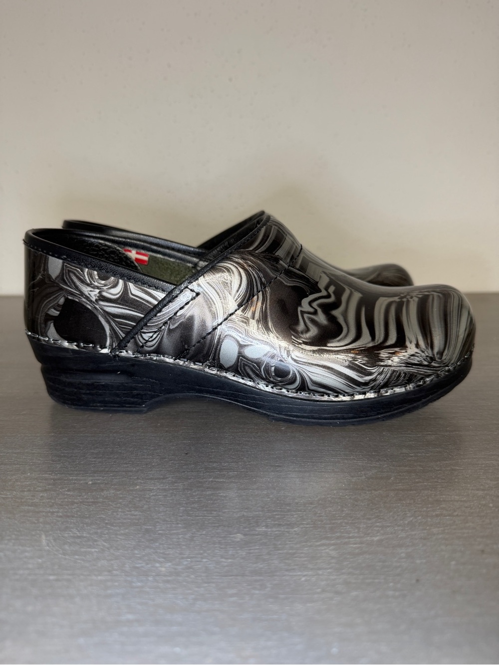 Sanita Original  Black/Silver Grey Abstract Design Patent Clogs Size 37 Very Gd - Picture 2 of 9